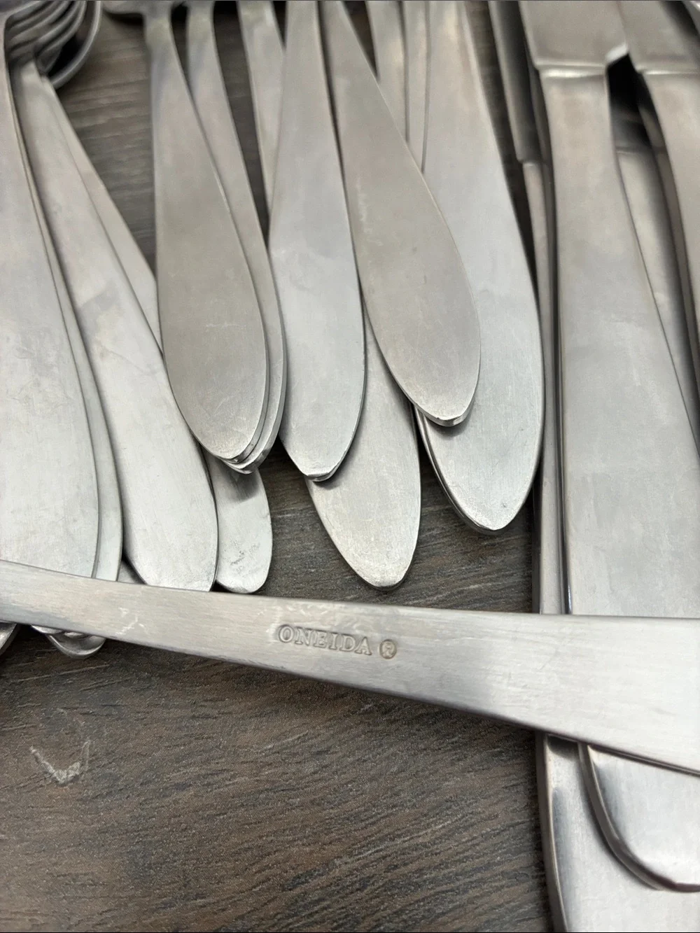 Oneida Flatware Stainless 47 pieces Sleek Satin Finish
